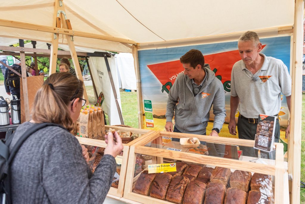 Vollkornbäckerei Rasche verkauft Brote beim Naschmarkt