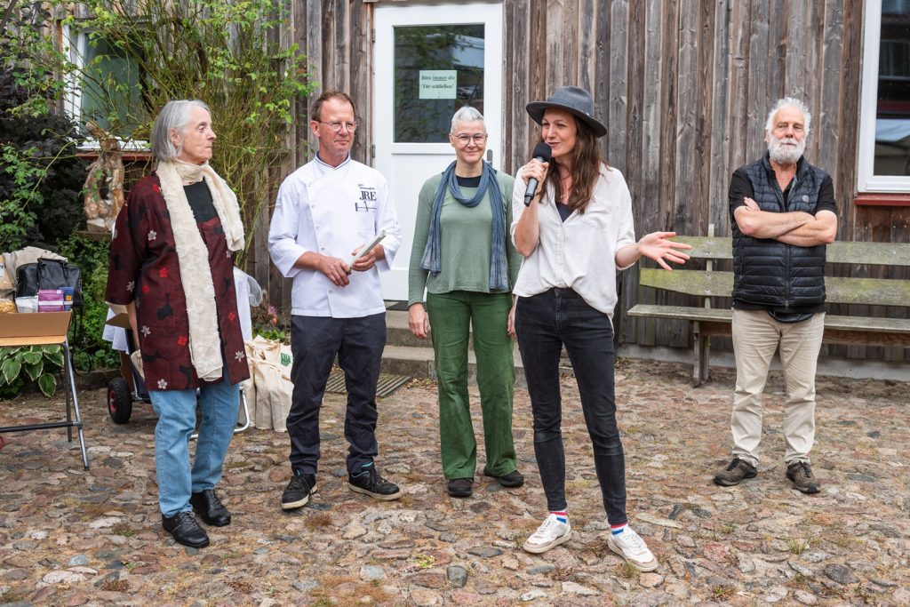 Linda Lezius eröffnet das Foodstock-Festival. Das restliche Organisationteam steht im Hintergrund