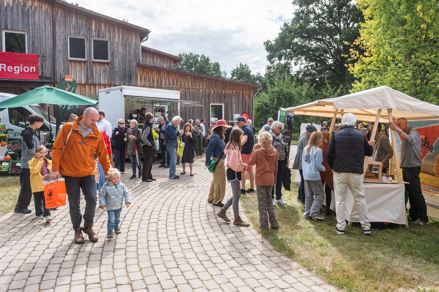 Viele Besucher unterschiedlichen Alters gehen über den Naschmarkt
